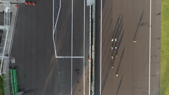 Grupo de ciclistas practicando en un aut&oacute;dromo