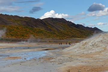 Touristen im Geothermalgebiet Hverir, Myvatn, Island