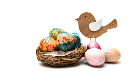 Handbemalte Ostereier im Nest