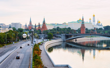 Obraz premium Kremlin Grand Palace at Bolshoy Moskvoretsky Bridge above Moscow Rive