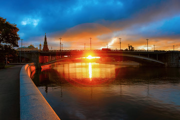 Fototapeta na wymiar Sunrise at Bolshoy Moskvoretsky Bridge and Kremlin of Moscow