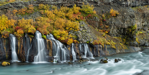 Herbst am Wasserfall Hraunafoss, Island