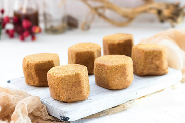 Honey cakes with ginseng and cardamom