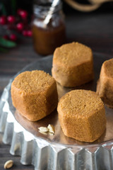 Honey cakes with ginseng and cardamom