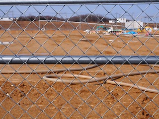 Fototapeta premium 防護フェンスに囲まれた土木工事現場