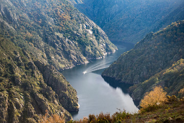 Fototapeta premium Tourist boat sailing the Sil Canyon
