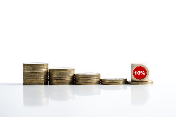 Würfel auf einem sinkenden Geldstapel mit Aufschrift 