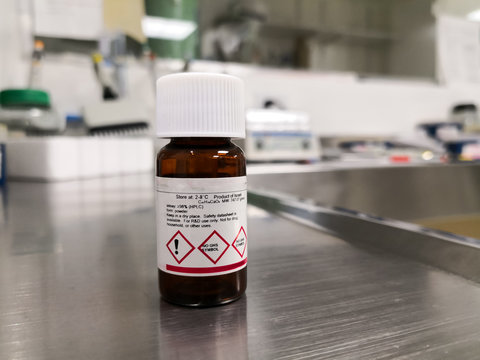 Labeling of a chemical substance with GHS symbols and other indications