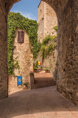 Fototapeta na wymiar narrow street in old town of San Gimignano Italy