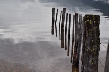 los poste de un alambrado se hunden en las aguas de un lago
