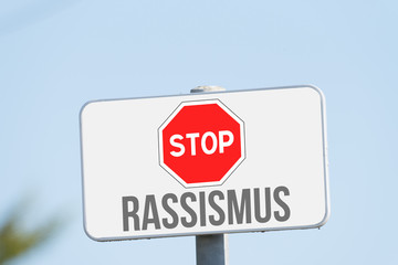 Ein Stop Schild und Hinweis auf Rassismus