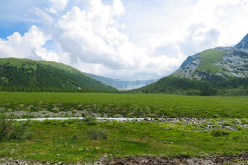 Fototapeta na wymiar Altai Mountains landscape. View from the Akkem lake to the Yarloo valley