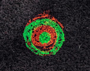 Farbtupfer auf Asphalt