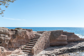 escaliers dans les rochers en bord de mer