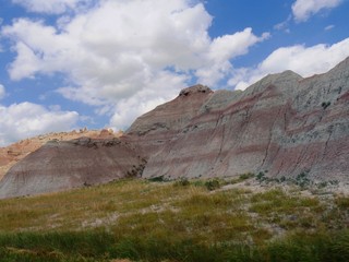 Obraz premium Upward shot of rock formations and gorgeous skies at the Badlands National Park, South Dakota