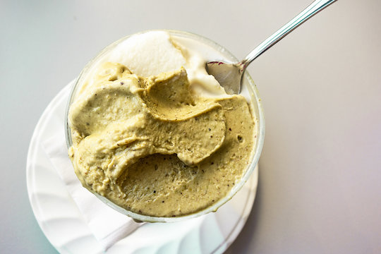 Bicchiere di granita al pistacchio visto dall'alto. La granita &egrave; un dolce al cucchiaio tipico della sicilia