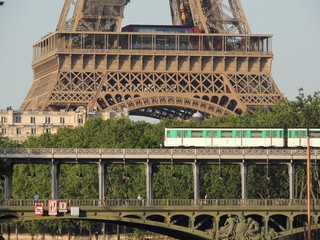 L'imposante Tour Eiffel
