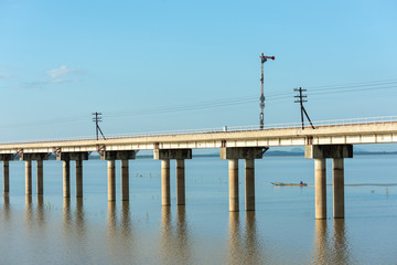 Obraz premium Landscape View of Train crossing Pasak Chonlasit Dam. Reservoir for agriculture at Lopburi,Thailand