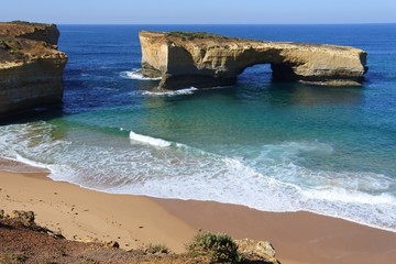 Wellen am London Arch an der Great Ocean Road in Australien
