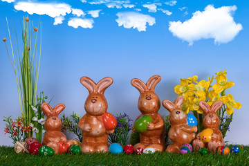 Die Osterhasen bringen die bunten Eier