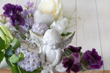 紫の春の花と天使横