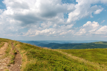 Fototapeta na wymiar ścieżka w górach, Bieszczady, Polska