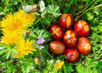 uova di Pasqua sul prato di erba verde floreale