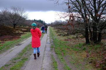Obraz premium Frau läuft ihrer Familie hinterher