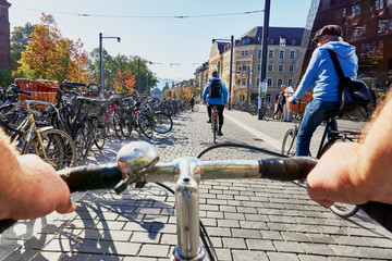 Radfahrer Straße Mann Einkauf Parkplatz