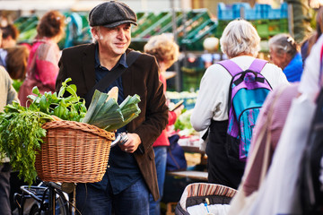Mann Fahrrad Einkauf Markt Mütze Gemüse - obrazy, fototapety, plakaty