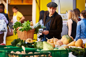Mann Fahrrad Einkauf Markt Mütze Kürbis © upixa
