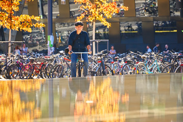 Radfahrer Hemd Stadt Herbst Blick in Kamera