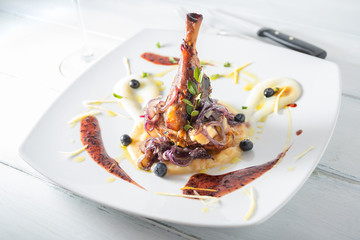 Brasato di agnello su crema di patate, julienne di cipolle e salsa di mirtillo