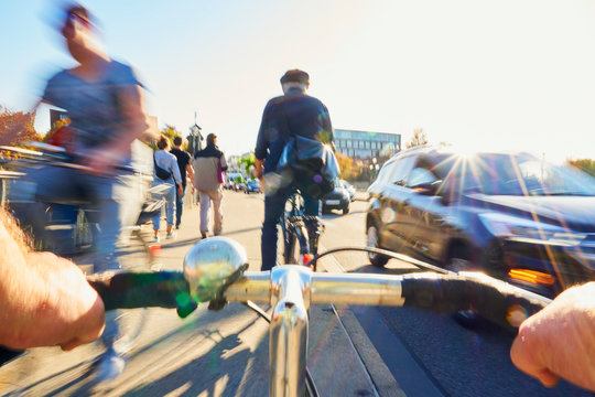 Radfahrer Gefahr Fahrradweg Fu&szlig;g&auml;nger PKW
