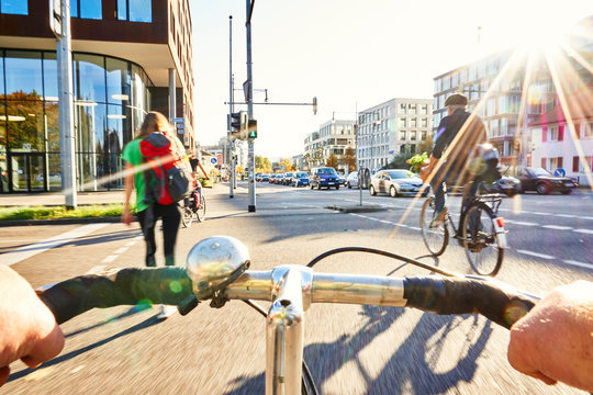 Radfahrer Gefahr Fahrradweg Ampel gr&uuml;n fahren