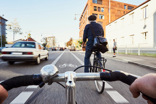 Radfahrer Gefahr Stra&szlig;e Stadt PKW Fu&szlig;g&auml;nger