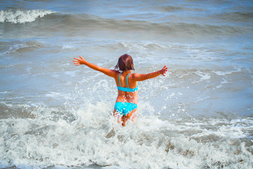 The girl goes to sea. Big waves and splashes