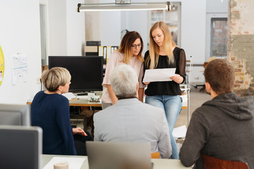Obraz premium Lecturer or team leader having private discussion