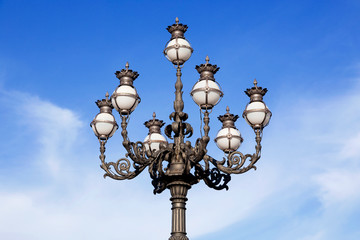 Lampione nella piazza - Roma
