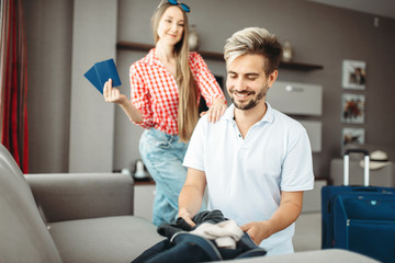 Obraz premium Husband and wife packing baggage for vacation