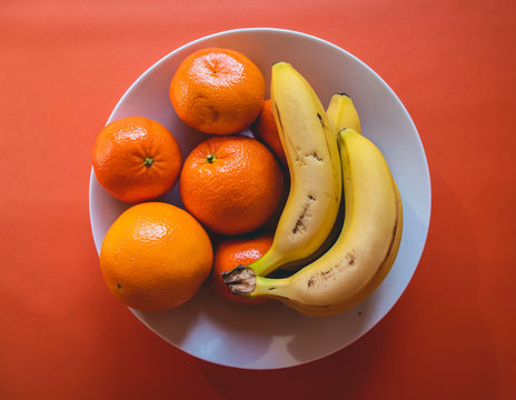 Frutero lleno de naranjas, mandarinas y pl&aacute;tanos. 