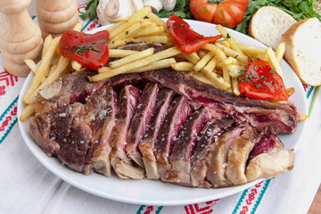Chuleta de ternera a la brasa con patatas fritas