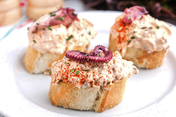 Pincho o tapa de pulpo con ensaladilla de atún