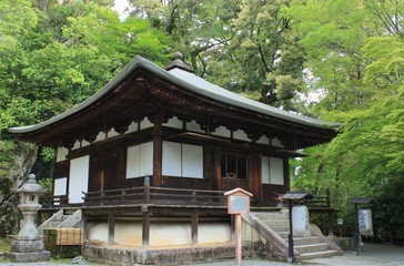 滋賀県大津市の石山寺にある御影堂と新緑