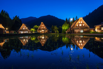 Fototapeta premium 五箇山 春のライトアップ