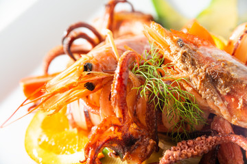 Grigliata di mare rivisitata con avocado e agrumi