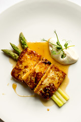 Asparagus with grilled salmon