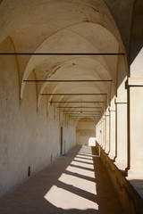 Auf einem Hügel nahe Siena befindet sich die Certosa di Pontignano, ein ehemalige Kloster, heute als Gästehaus der Universität Siena. Auch als Tourist kann man sich dort einmieten