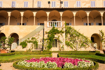 Obraz premium Auf einem Hügel nahe Siena befindet sich die Certosa di Pontignano, ein ehemalige Kloster, heute als Gästehaus der Universität Siena. Auch als Tourist kann man sich dort einmieten