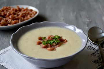 hausgemachte Pastinakencremesuppe mit Nordseekrabben